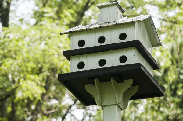 Casa de pássaros de madeira closeup — Fotografia de Stock