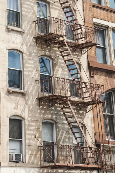 Escadaria exterior da fuga de incêndio — Fotografia de Stock