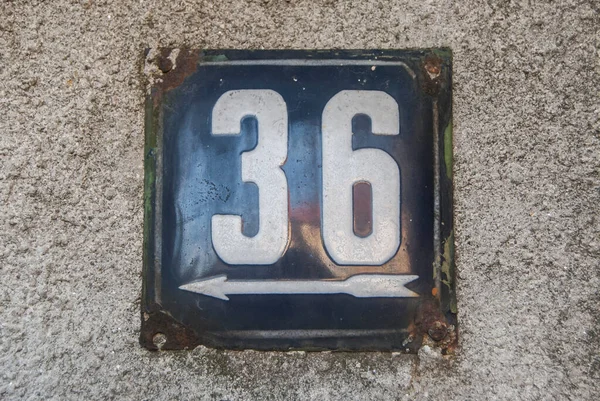 36番の通りのアドレスの数の風化したグランジ正方形の金属エナメルプレート — ストック写真