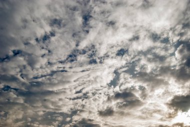 Bulutlu arka plan olarak dramatik mavi gökyüzünde beyaz bulutlar