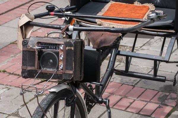 Radio Antik Dipasang Pada Sepeda Roda Tiga Kuno — Stok Foto