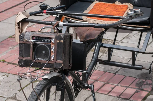 Radio Vintage Montado Antigua Bicicleta Tres Ruedas — Foto de Stock