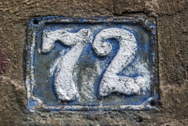 Eski püskü dökme demir plaka. 72 numara yakın plan.