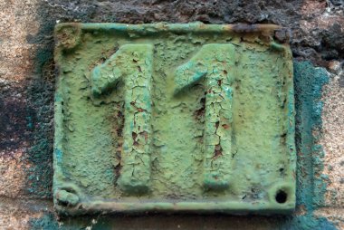 Eski püskü dökme demir plaka. 11 numara yakın plan.