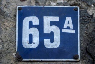 Yıpranmış Grunge Square metal plakalı sokak adresi numarası 65 A