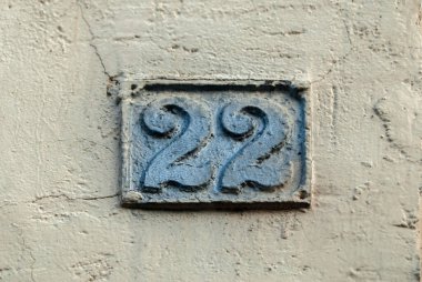 Eski püskü dökme demir plaka. 22 numara yakın plan.