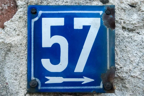 Verwitterter Grunge Quadratisch Emailliertes Metallschild Mit Der Nummer Der Straßenadresse — Stockfoto