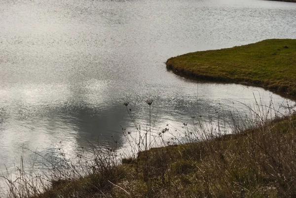 Petit Lac Eaux Calmes Gros Plan Dans Journée Ensoleillée — Photo