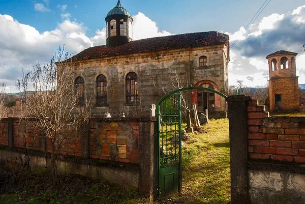 Stary Prawosławny Wiejski Kościół Nagrobkami Cmentarzu — Zdjęcie stockowe