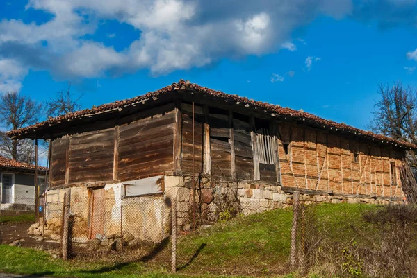 Stará Ošlehaná Venkovská Stodola Venkovské Farmě — Stock fotografie