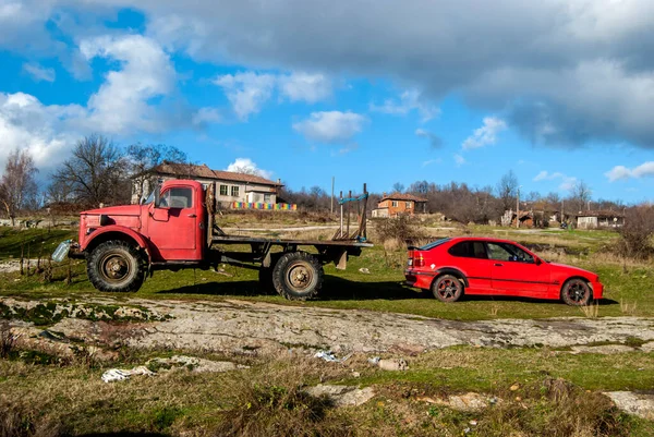 旧式生锈的苏格兰人型重型红色卡车和红色轿车特写车 — 图库照片
