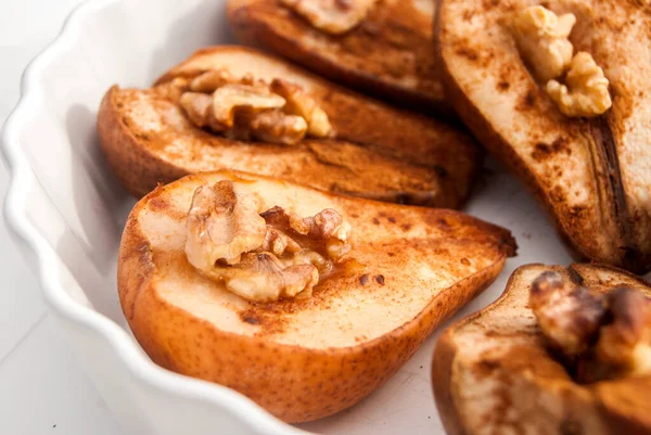 Peras Horno Con Canela Polvo Núcleo Nuez Primer Plano Como —  Fotos de Stock