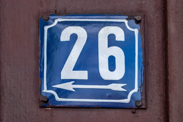 26番通りのアドレスの数の風化したグランジ正方形の金属エナメルプレート — ストック写真