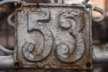 Eski püskü dökme demir plaka. 53 numara yakın plan.