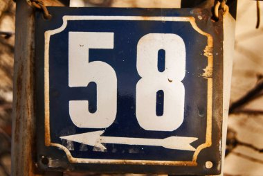 Yıpranmış Grunge Square metal plakalı sokak adresi numarası 58.