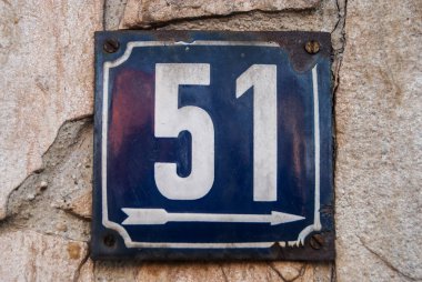Yıpranmış Grunge Square metal kaplamalı sokak adresi numarası 51.