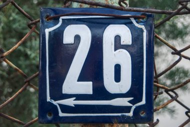 Yıpranmış grunge kare metal plakalı sokak adresi numarası 26.