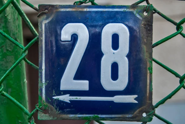28番通りのアドレスの数の風化したグランジ正方形の金属エナメルプレート — ストック写真