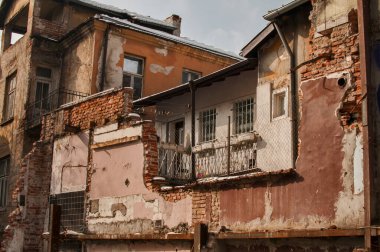 Grunge, şehrin arka tarafındaki yıkık dökük evi ihmal etti.