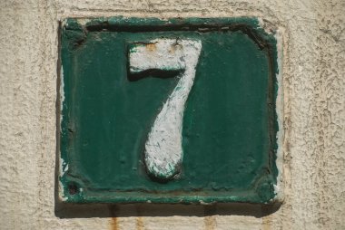 Eski püskü dökme demir plaka, 7 numara yakın plan.