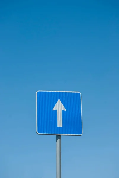 青い長方形1つの方法道路交通標識青空の背景にクローズアップ — ストック写真