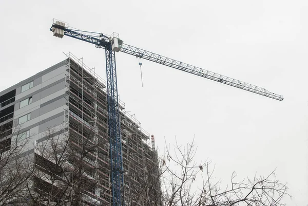 Wysoki Budynek Budownictwie Zbliżeniem Dźwigu — Zdjęcie stockowe