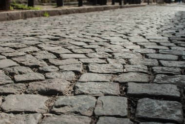 Taş kaldırım yolu yüzeyi taş zemin olarak yakın.