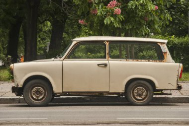 Eski model terk edilmiş terk edilmiş Trabant arabası. Yakın plan.