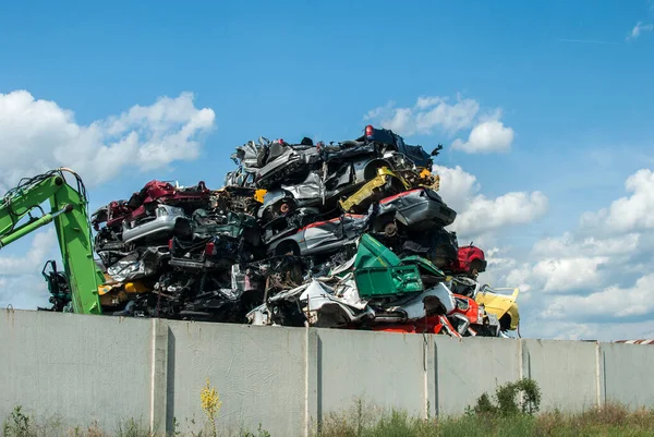 Pilha Carros Sucata Esmagados Ferro Velho — Fotografia de Stock