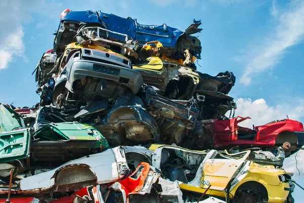 Pilha Carros Sucata Esmagados Ferro Velho — Fotografia de Stock