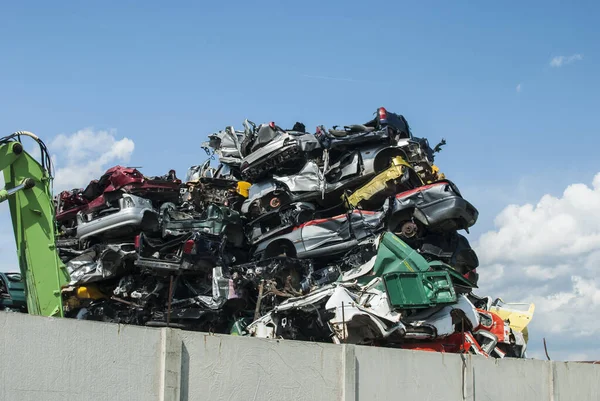 Pilha Carros Sucata Esmagados Ferro Velho — Fotografia de Stock