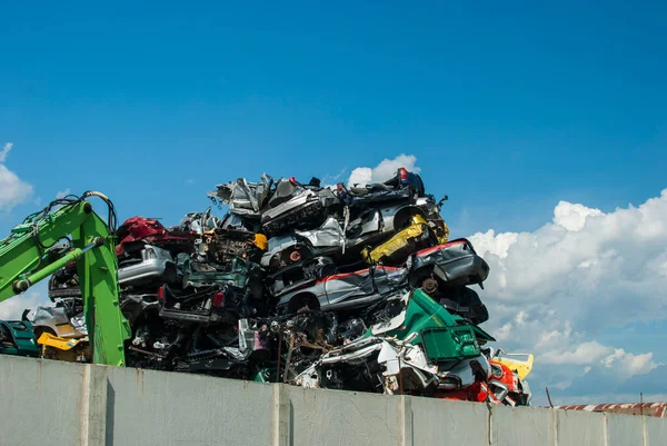 Tumpukan Mobil Sampah Yang Hancur Scrapyard — Stok Foto