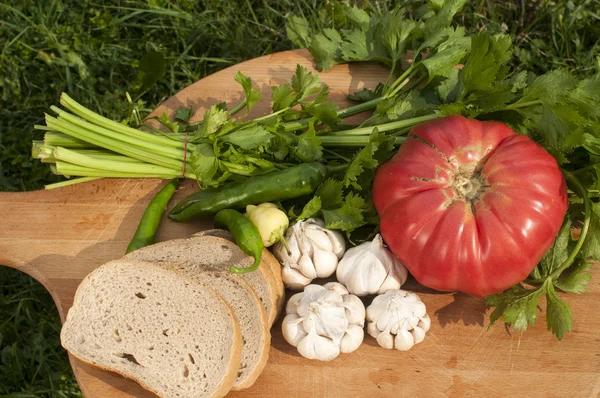 Bio zöldség és szelet kenyér — Stock Fotó
