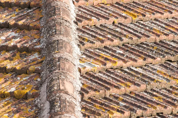 Zvětralé kameny střechy domu — Stock fotografie