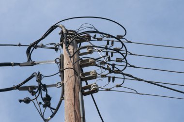 Ahşap elektrik direğinden