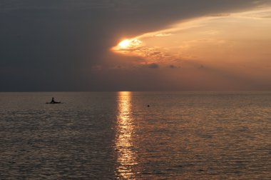 Denizin üzerinde gün batımı