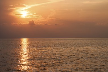 Denizin üzerinde gün batımı