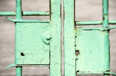 Eski metal yeşil boyalı kilitleri
