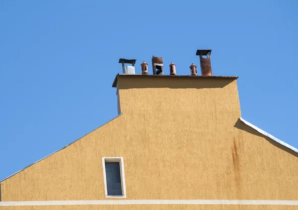 Camino sezione della casa gialla — Foto Stock