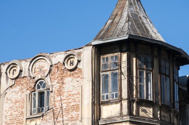 Eski dağınık bina