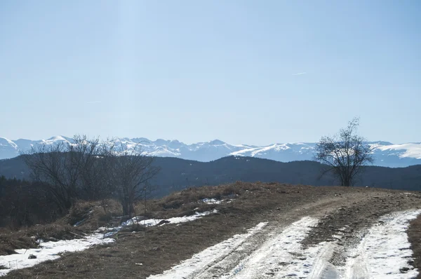 Paisagem de inverno com estrada rural — Fotografia de Stock