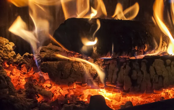 Bois de chauffage dans la cheminée — Photo