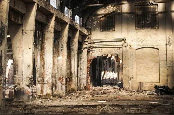 Oude verlaten spoorweg plant binnen — Stockfoto