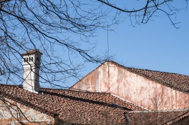 Eski evler çatı ve bacalar