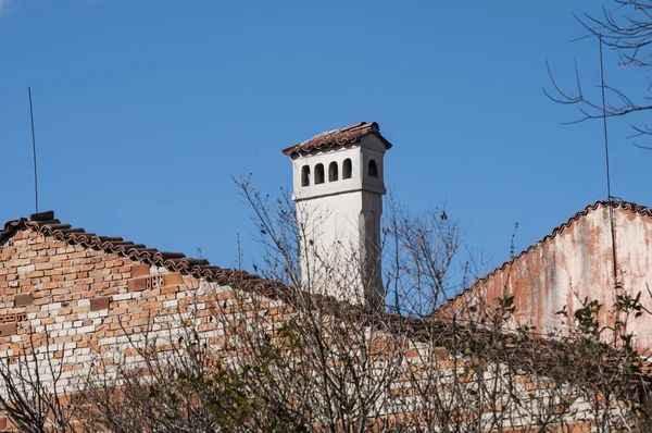 Dächer und Schornsteine alter Häuser — Stockfoto