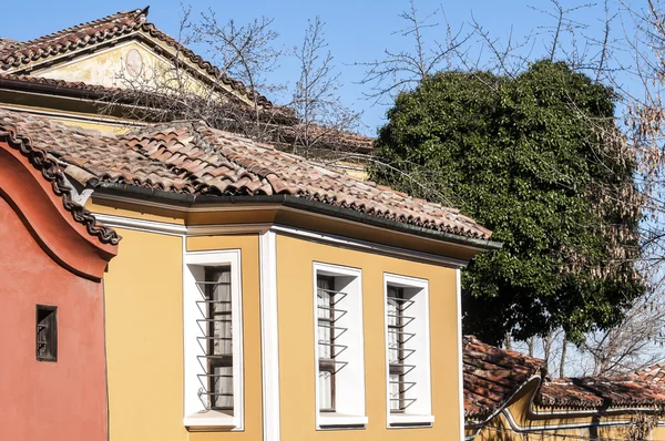 Antigua casa retro y árbol — Foto de Stock