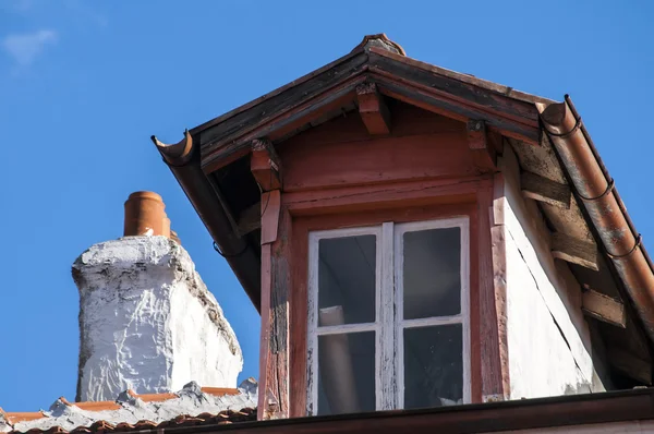 Vieille lucarne et cheminée — Photo