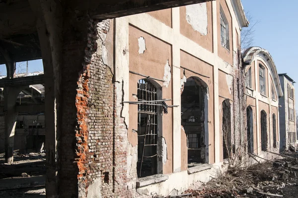 Rovine della vecchia facciata di fabbrica — Foto Stock