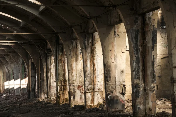 Ancienne usine ferroviaire abandonnée à l'intérieur — Photo