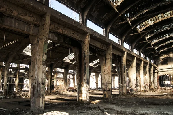 Oude verlaten spoorweg plant binnen — Stockfoto